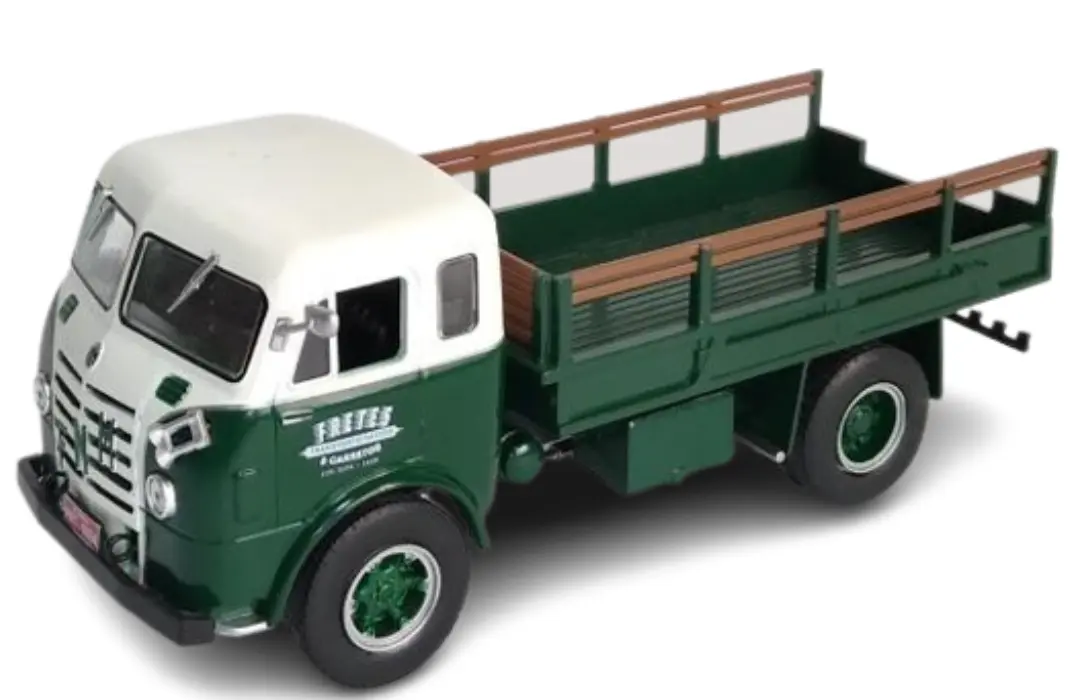 FNM D-9500 (1957) "Brasinca" com carroceria de carga aberta.