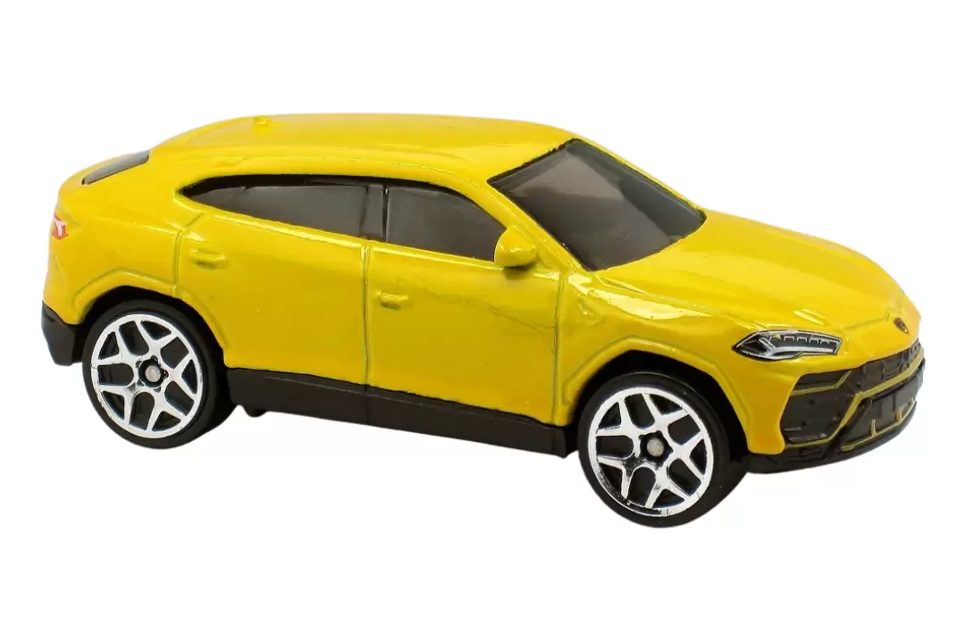 17 Lamborghini Urus